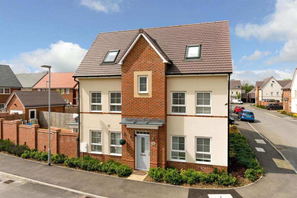 Beautiful 4 Bedroom Treasure Home Hemel Hempstead Kültér fotó