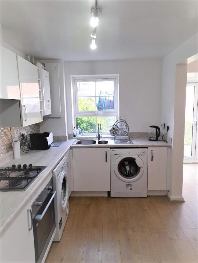 Beautiful 4 Bedroom Treasure Home Hemel Hempstead Kültér fotó