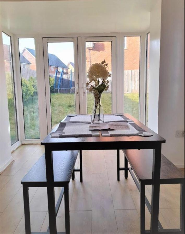 Beautiful 4 Bedroom Treasure Home Hemel Hempstead Kültér fotó