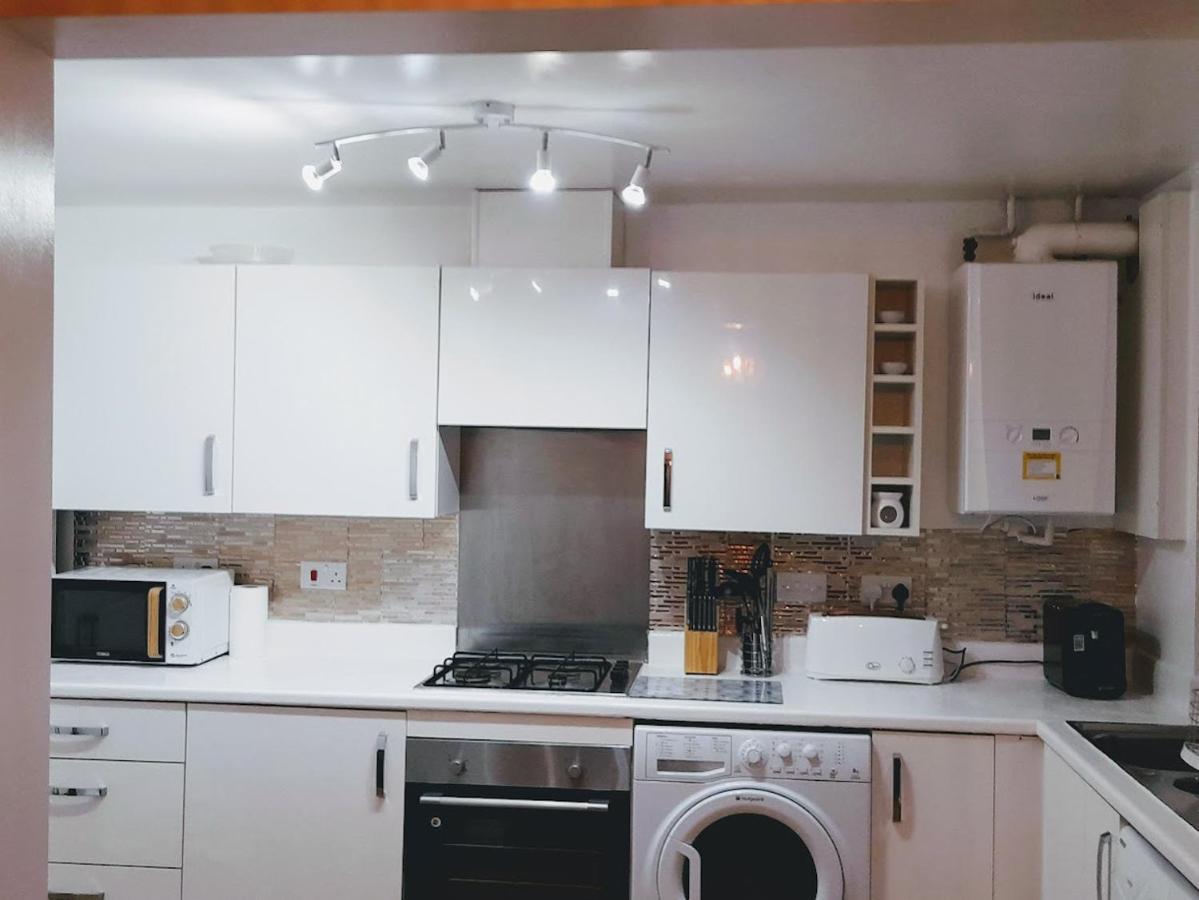 Beautiful 4 Bedroom Treasure Home Hemel Hempstead Kültér fotó