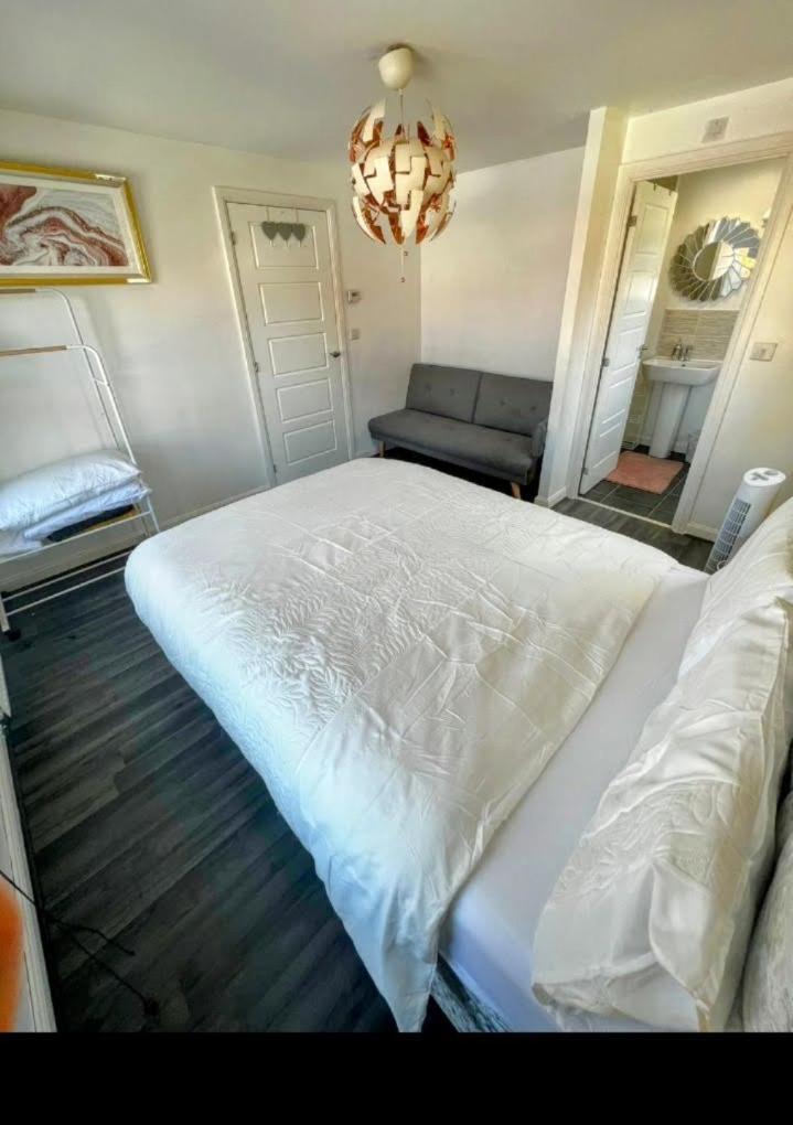 Beautiful 4 Bedroom Treasure Home Hemel Hempstead Kültér fotó