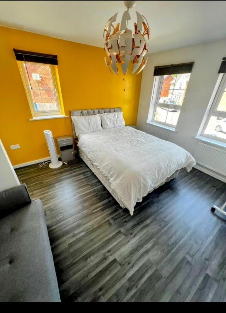 Beautiful 4 Bedroom Treasure Home Hemel Hempstead Kültér fotó