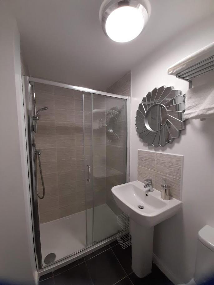 Beautiful 4 Bedroom Treasure Home Hemel Hempstead Kültér fotó